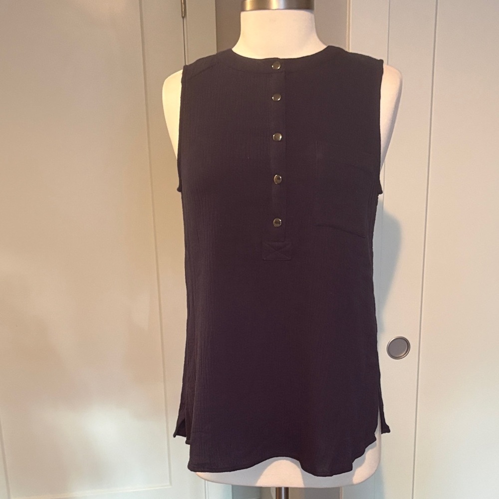 Sleeveless navy blue snap front cotton gauze tank. NWOT sz s